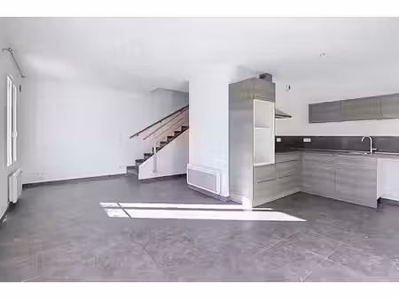 location appartement 3 pièces 68.43 m² à vidauban (83550)  1 029 €