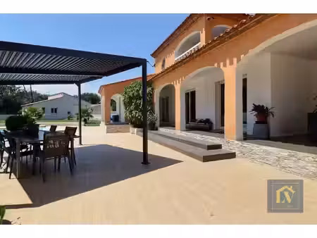 a vendre villa provençale avec garage et dépendance  grand jardin et piscine
