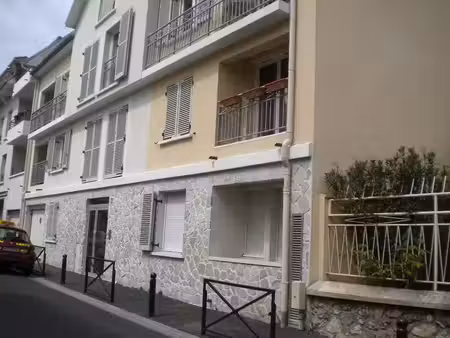 a 100 mètres de la gare de villiers studio
