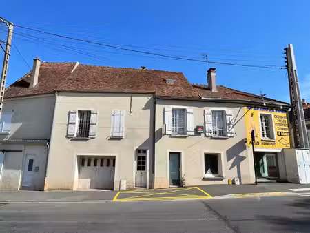 ensemble immobilier de 2 locaux commerciaux et 2 appartement