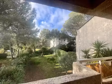 t3 rénové - charme et calme à boulouris (plage à 400m) en dernier étage.