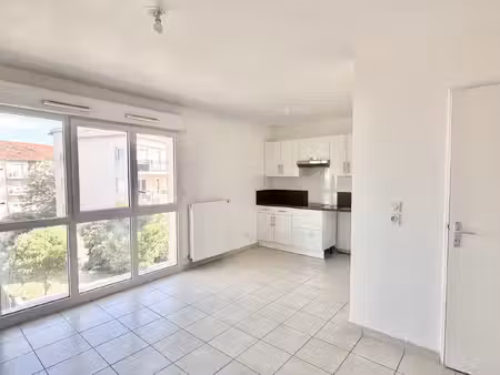 exclu craponne centre studio en parfait etat + parking