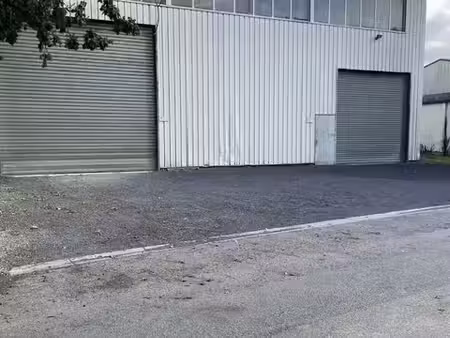 bâtiment de stockage ou bâtiment à usage professionnel.