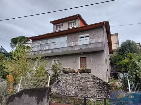 maison élevée sur deux niveaux avec terrain et garage