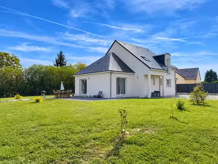 121 m2 habitables + garage de 28 m2 avec grenier au-dessus.