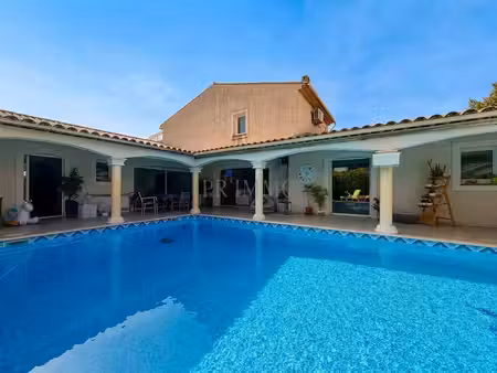 villa avec piscine  appartement indépendant et nombreux espa