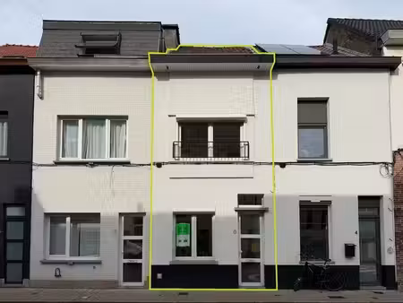 maison rénovée de 3 chambres avec cour intérieure à louer à…