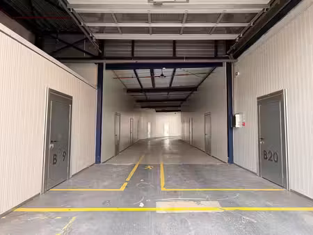 espace de stockage  13 m²  près du périphérique et de l'e19