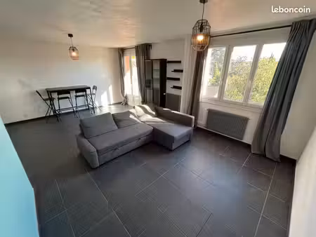 grand t3 meublé en bon état avec balcon  cave et garage fermé – bron centre