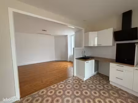 location d’une maison de ville rénovée de 87 m2 - quincy (18)