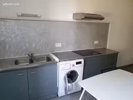 loue grand studio meublé