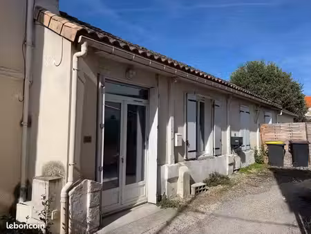 charmante petite maison t2 de plain-pied 30 m² rénovée à neuf – centre ruelle / stationnem