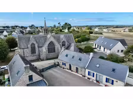 plozévet – corps de ferme en pierre rénové – 4 700 m² de terrain – vastes dépendances
