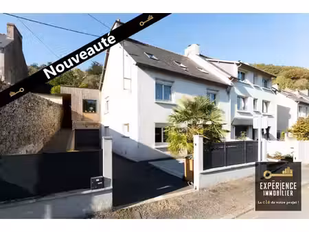 jolie maison renovee et son jardin verdoyant
