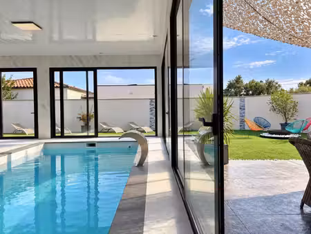 une villa contemporaine  260m2 sh  avec piscine  a quelques