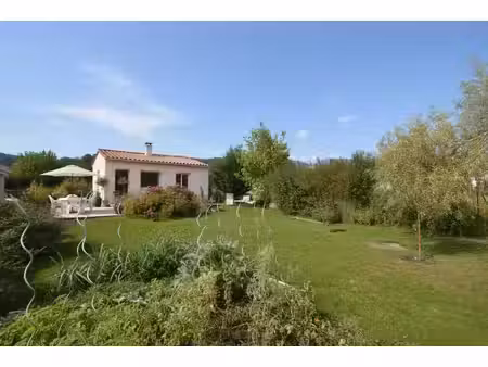 maison avec jardin fleuri