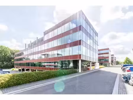 bureaux à louer à avenue des dessus de lives 11 erpent (vbe76718)