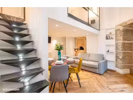 t2 meublé de 46 m²  rénové  immeuble classé monument historique