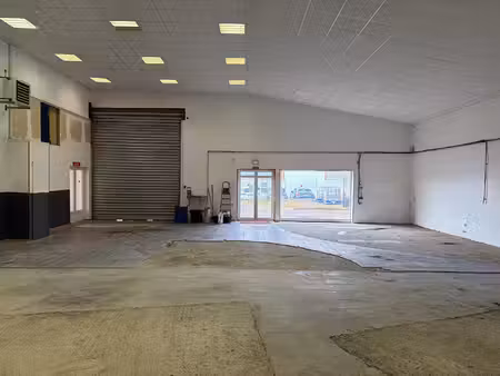 bâtiment d'activité avec atelier et bureaux
