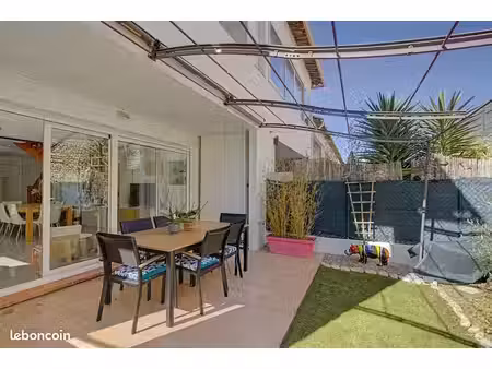 maison familiale récente (2015) climatisée avec piscine privative  terrain plat avec 4 cha
