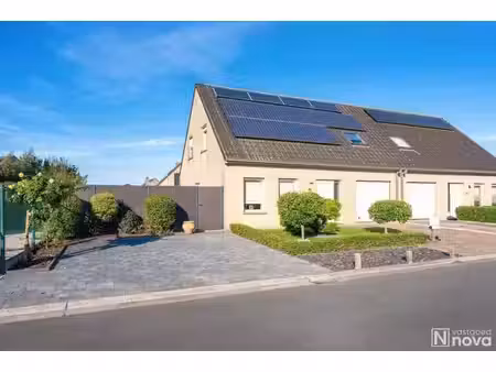 maison jumelée prête à emménager  avec un jardin ensoleillé