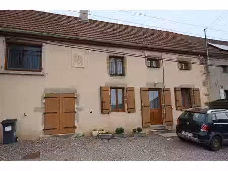 maison mitoyenne entièrement rénovée ouvrant sur terrain de plain-pied