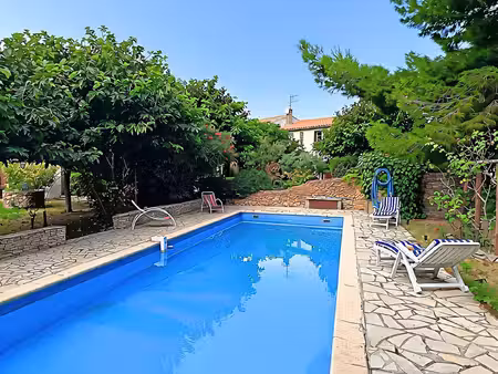 maison vigneronne de 145 m² – terrain arboré de 1 467 m² avec piscine