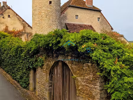 arlay – demeure en pierre du xvie siècle  tour et cave voûtée