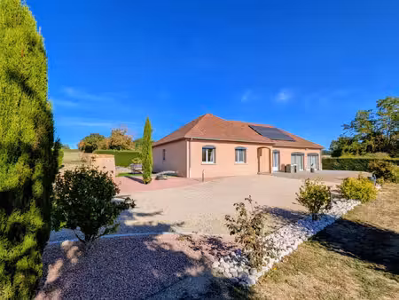 saint-yan – villa de plain-pied rénovée avec piscine