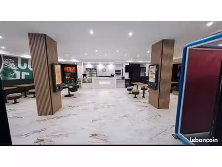 vends grand fast-food avec aire de jeux et bornes de commande