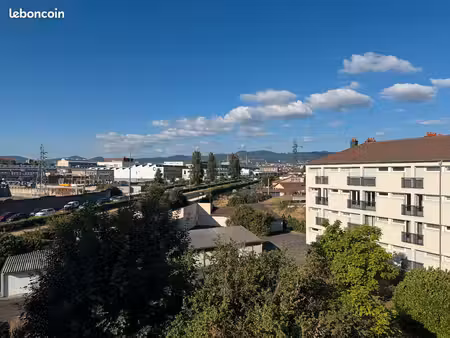 t4 de 66 m2 avec stationnement