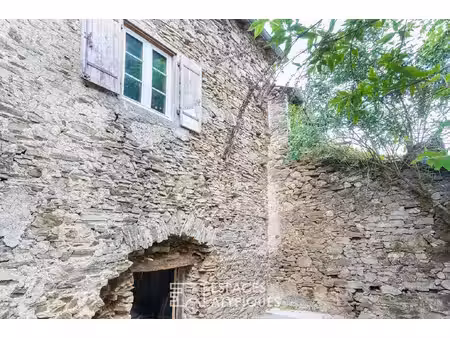 maison en pierre de pays avec petite sortie en coeur de village