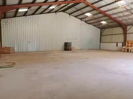 local 300m2 avec parking