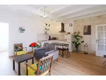 gard (30) aigues−mortes (30220) intra-muros à vendre appartement t4 ~40 m2  1 chambres et 