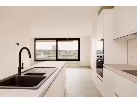 ruim doorzonappartement nabij het centrum