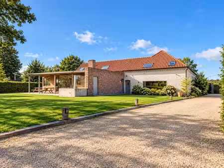à vendre  ferme carrée située en zone agricole  exploitée...