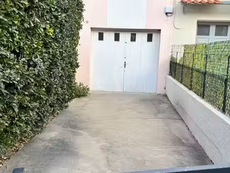 garage couvert et fermé