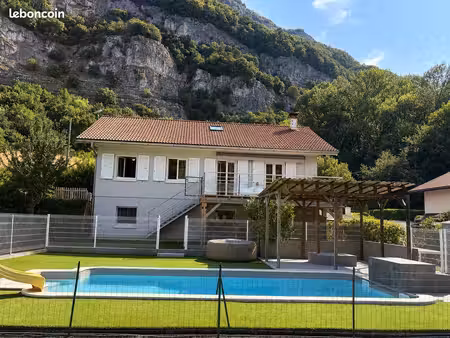 propriété familiale – 5 chambres + appartement t3 indépendant. piscine – terrain 1 080 m² 