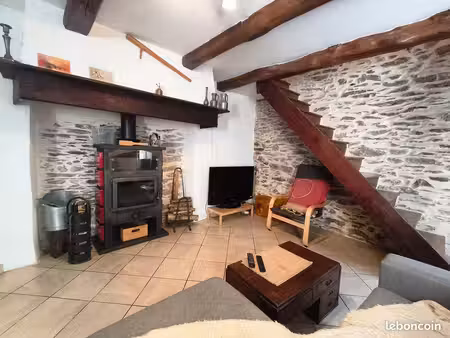 maison en pierres avec 4 500 m² de terrain et dépendances