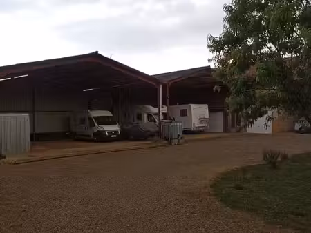emplacement sous hangar à laramiere 46260