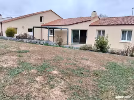 location maison  trois chambres  quartier bourg sous la roche