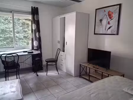 studio meublé de 27 m2 env. avec eau et chauffage inclus !
