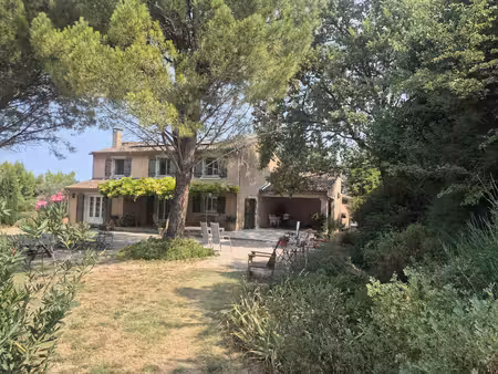 eyragues - maison 5 chambres avec piscine et grand terrain au calme