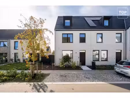 nieuwbouwwoning met 4 slaapkamers  tuin en carport