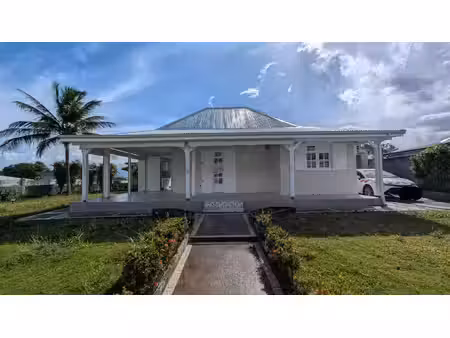 villa f4 agréable et lumineuse  avec garage fermé  située dans lotissement calme
