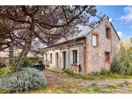 briques et silex en parfait état au coeur du village