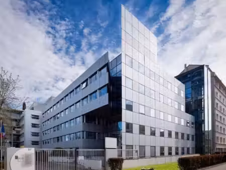 location local professionnel 2 850m²