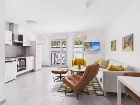 appartement moderne avec deux balcons et place de parking en garage – nice le port