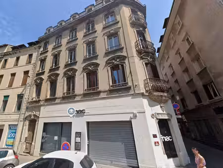 location commerce 850m²