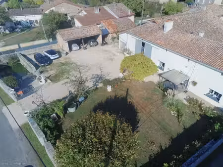 maison en pierre au calme avec grange  dépendance et plus de 5 600 m² de terrain